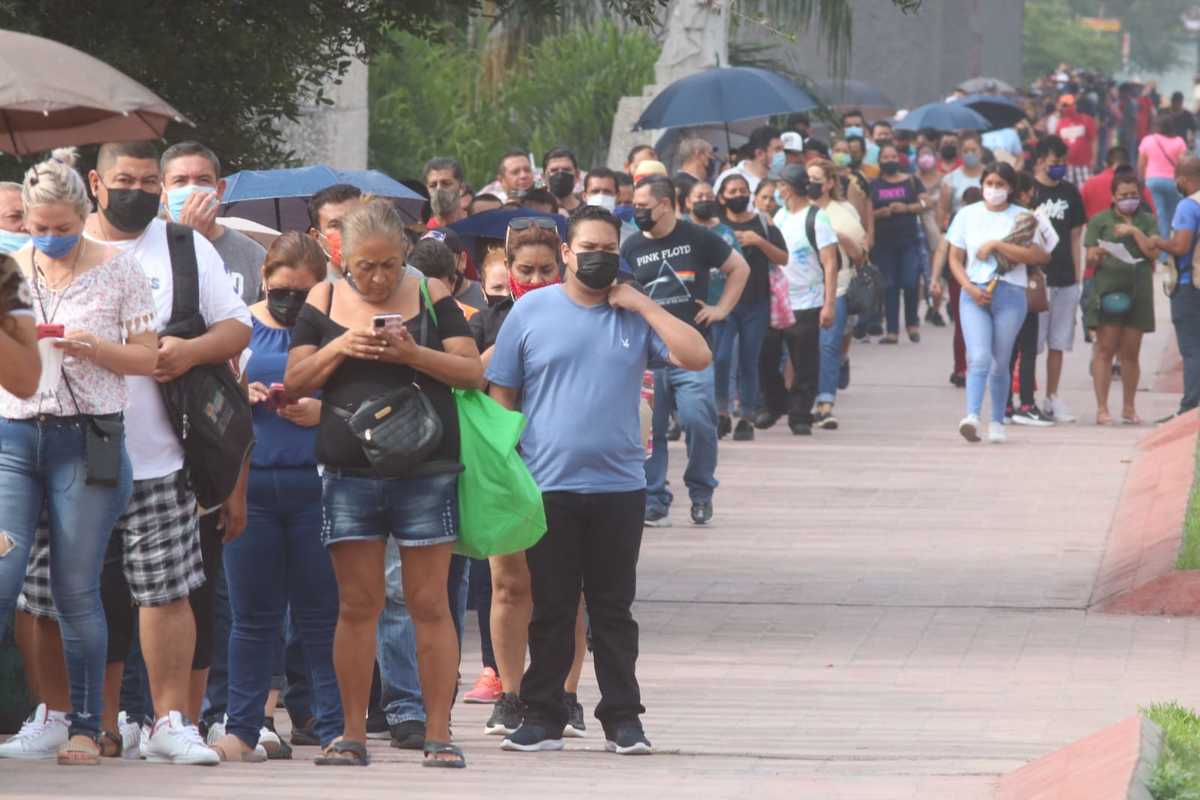Vacunación covid en Monterrey para grupo de 40 a 49 años. Foto: Leonel Rocha.