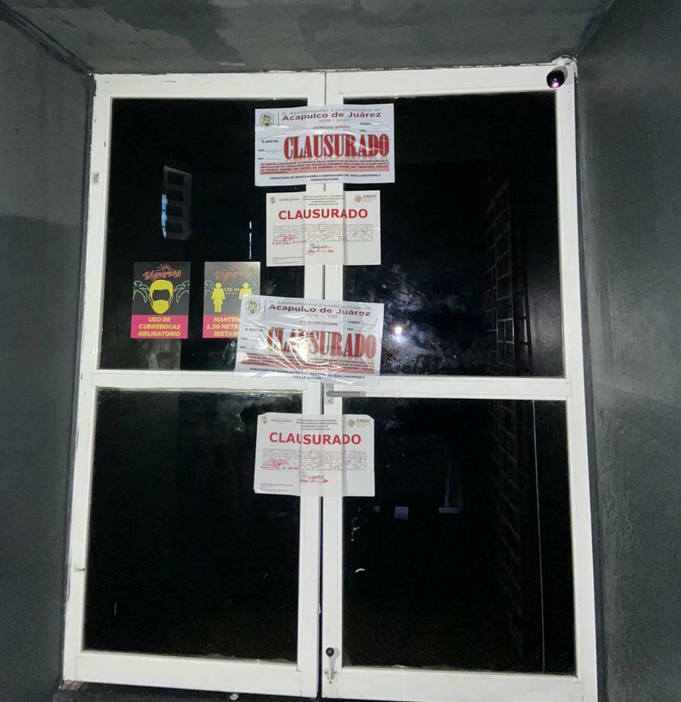Elementos de seguridad clausuran bares y negocios que no cumplan con las medidas sanitarias establecidas. (Javier Trujillo)