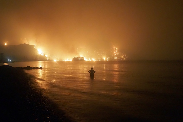 Incendio en la playa de Kochyli cerca del pueblo de Limni. (AP)