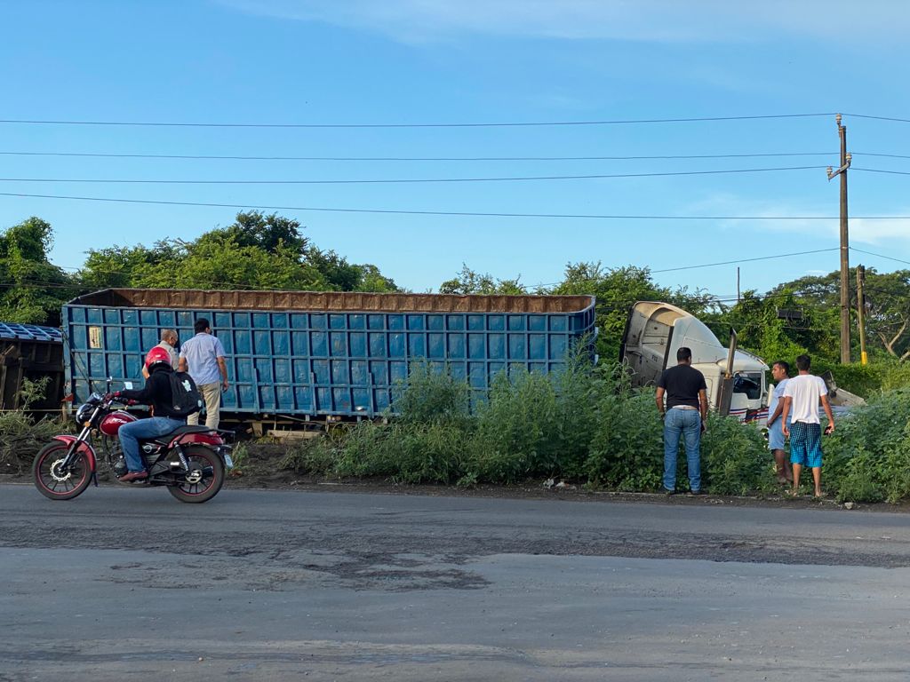 Tráiler impacta contra taxi en carretera de Veracruz (Especial)