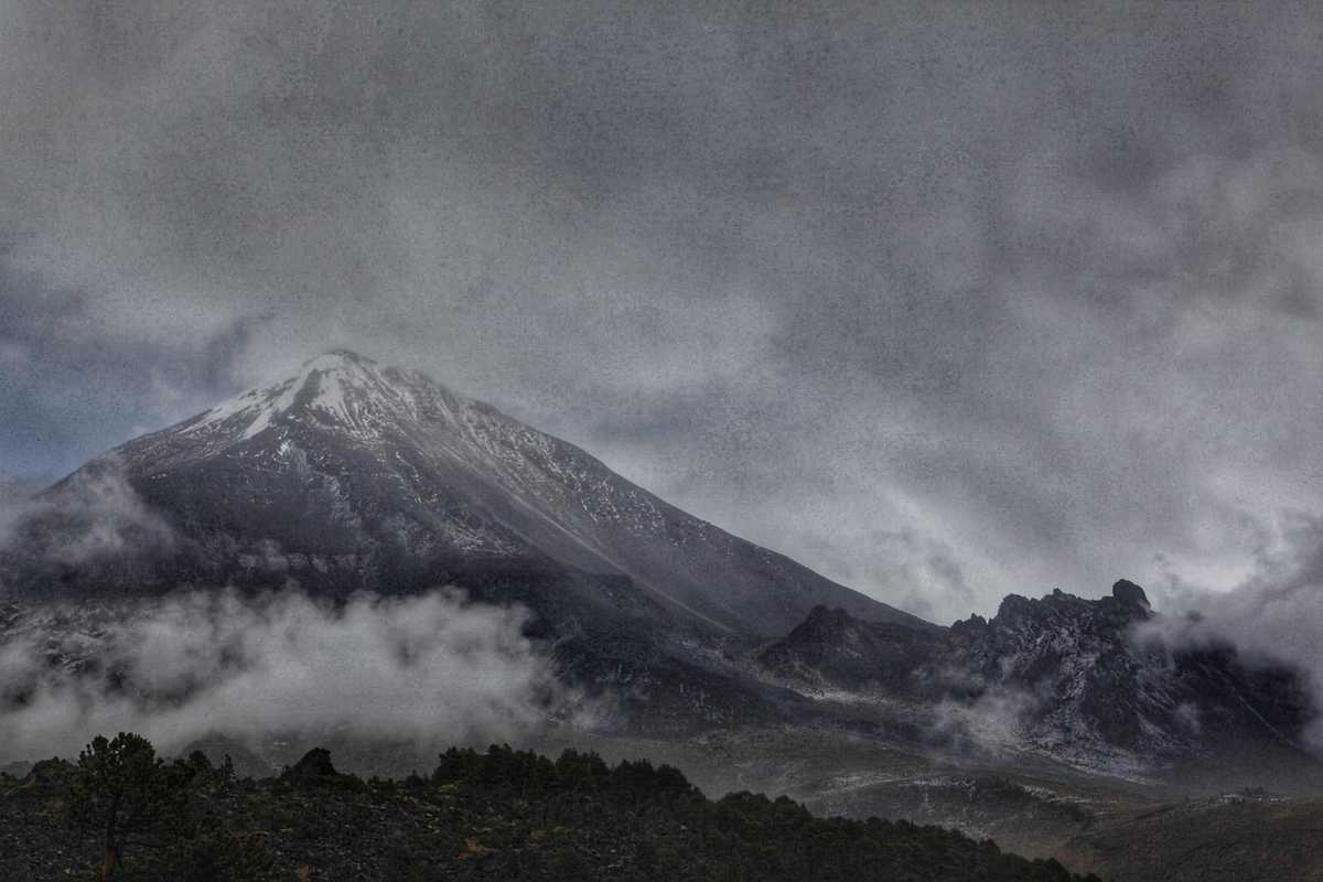 El volcán Popocatépetl entre las nubes tras una ligera nevada | Andrés Lobato