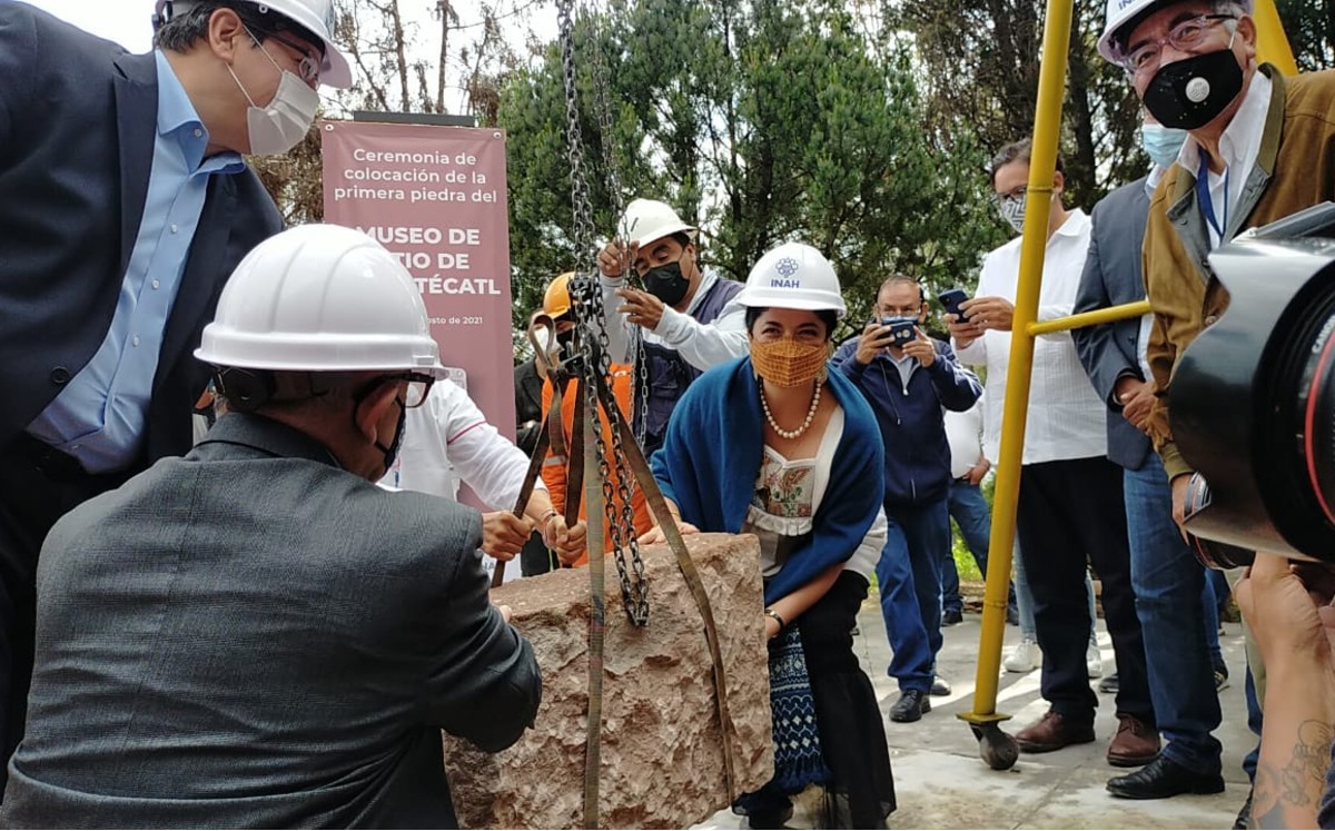 Alejandra Frausto, secretaria de Cultura federal, colocó la primera piedra
