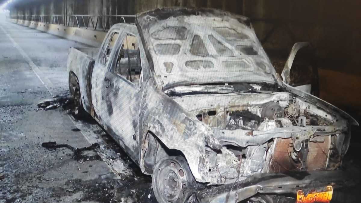 La camioneta pick up quedó totalmente consumida por el fuego. (Juan Carlos Munguía)