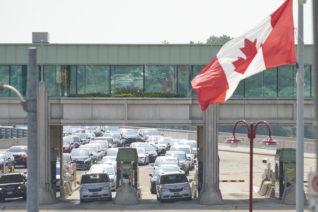 Canadá reabrió este lunes sus fronteras terrestres a ciudadanos estadounidenses que estén vacunados. (AFP)