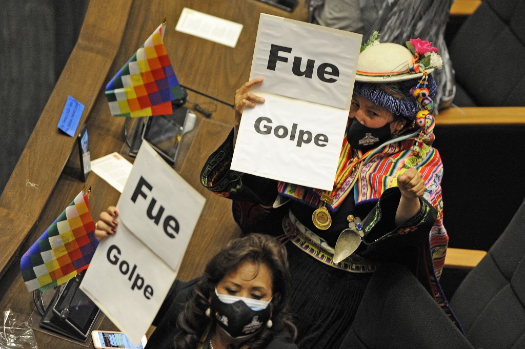 Diputados del MAS calificando la salida de Evo Morales como "golpe de Estado" durante mensaje del presidente Luis Arce. (AFP)