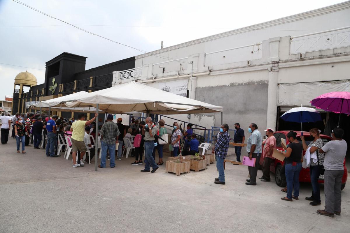 Filas para registro del programa 65 y más en Tamaulipas. (Yazmín Sánchez)