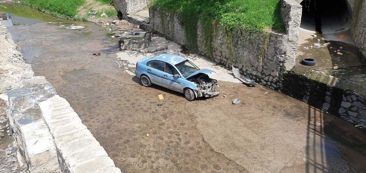 Hallan auto al interior de un canal de aguas negras en Zapopan (Juan Carlos Munguía)