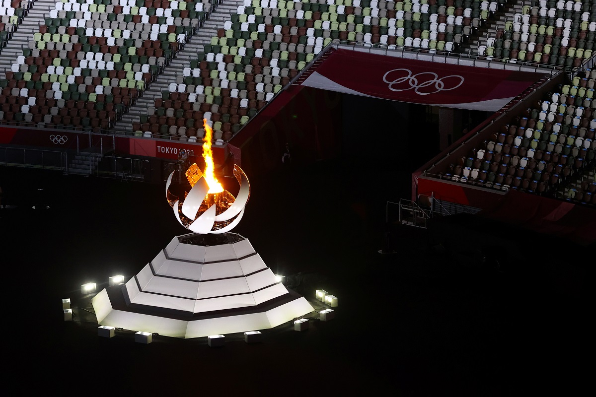 El pebetero olímpico durante la ceremonia de clausura de Tokio 2020 (Reuters)