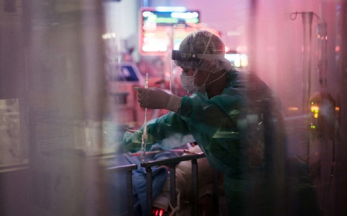 Personal de salud atiende a un paciente internado con covid-19. (AFP)