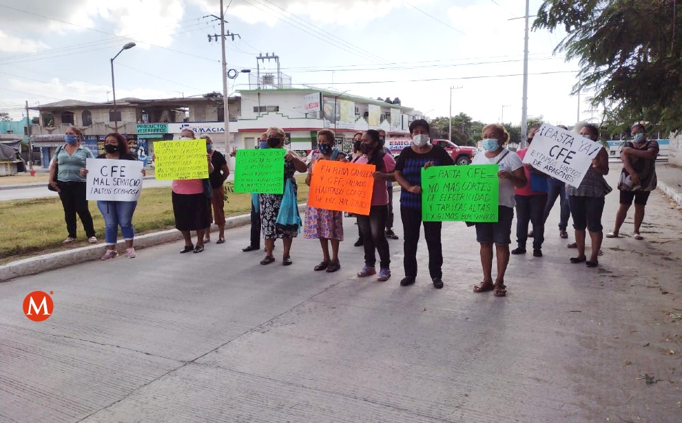 Protestan contra CFE por falta de luz y cierran avenida en Tampico. (Elda Leticia Gutiérrez)