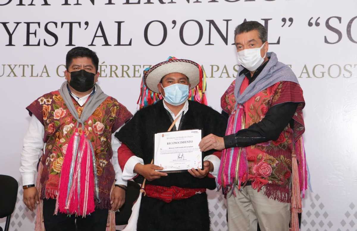 Rutilio Escandón hace entrega de reconocimientos a los participantes de actividades culturales en Chiapas. (Milenio Digital)