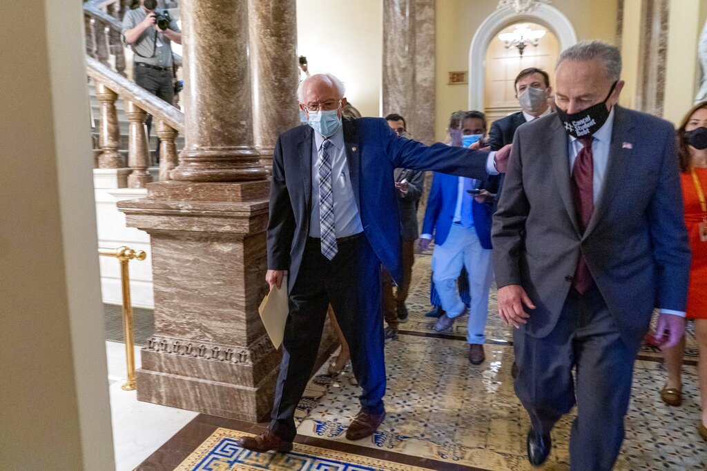 Los senadores demócratas Bernie Sanders y Chuck Schumer, en el Congreso de Estados Unidos. (AP)