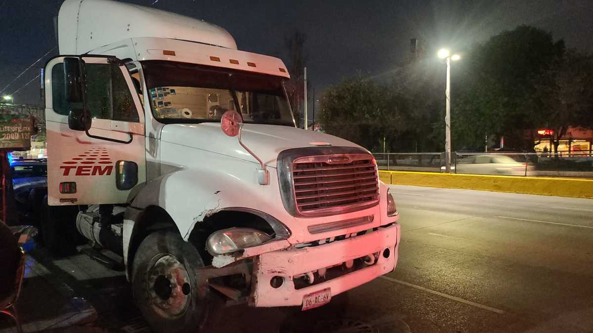 Tráiler impacta a taxi y a patrulla de Tránsito sobre Circuito Interior. (Ramón Ramírez)