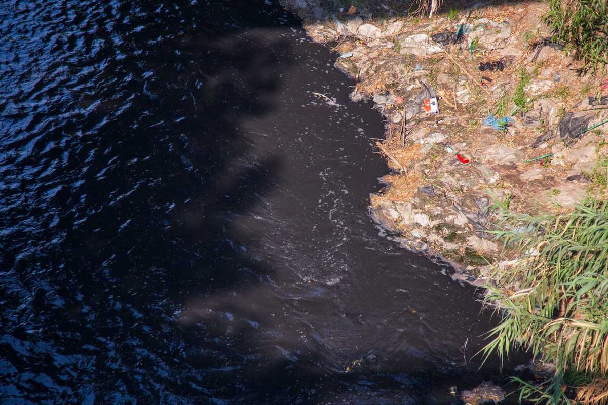 Vista de un tramo del Río Atoyac altamente contaminado. (Andrés Lobato)