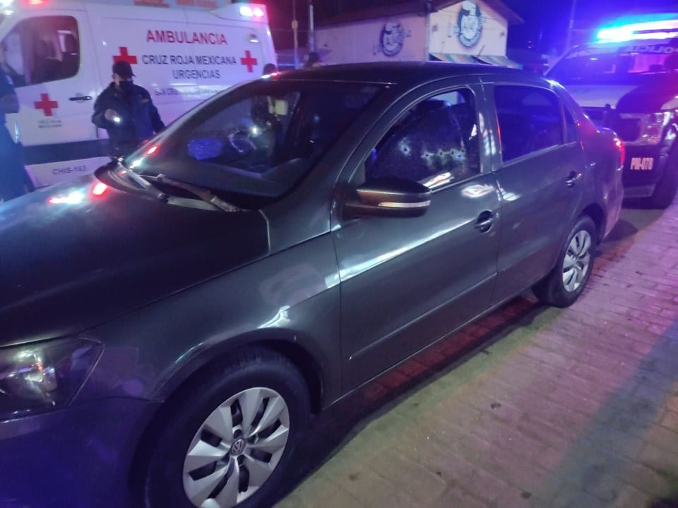 El auto donde viajaba presentó varias impactos de bala. (Abraham Jiménez)