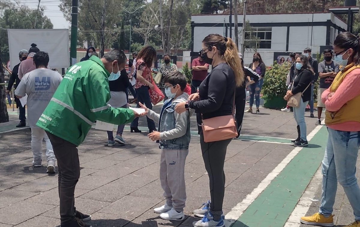 Familias completas hacen fila en módulos de pruebas covid en CdMx. | César Velázquez