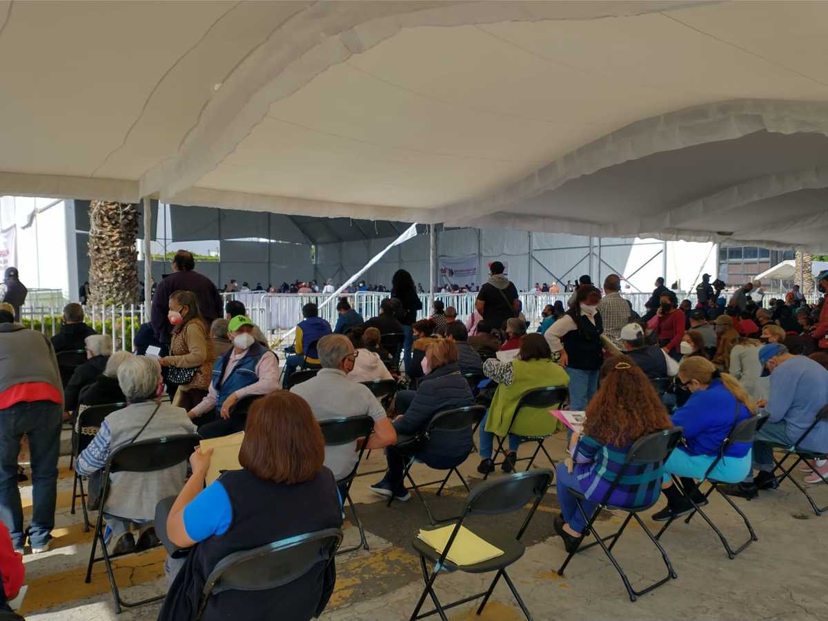 Instalan carpa y sillas para adultos de 65+ en trámite de Tarjeta Bienestar. (Liset González)