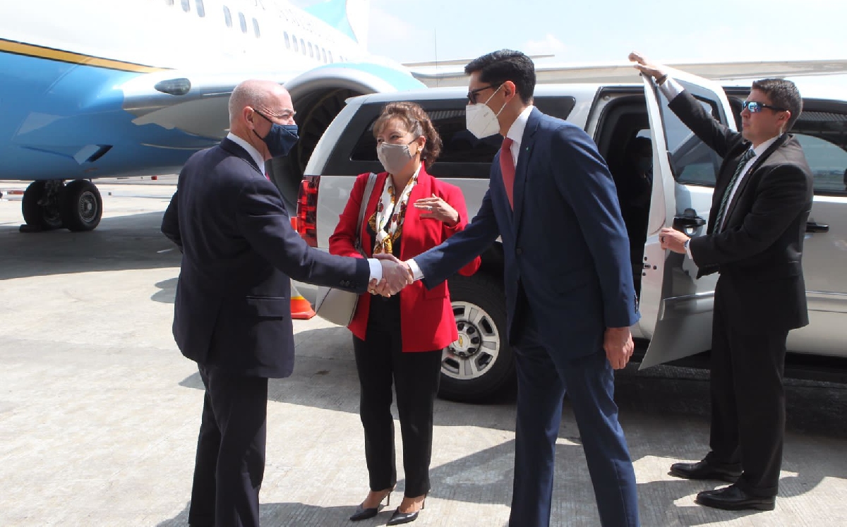 El jefe de Unidad para América del Norte de la SRE, Roberto Velasco, recibió a los funcionarios estadunidenses. (@SRE_mx)