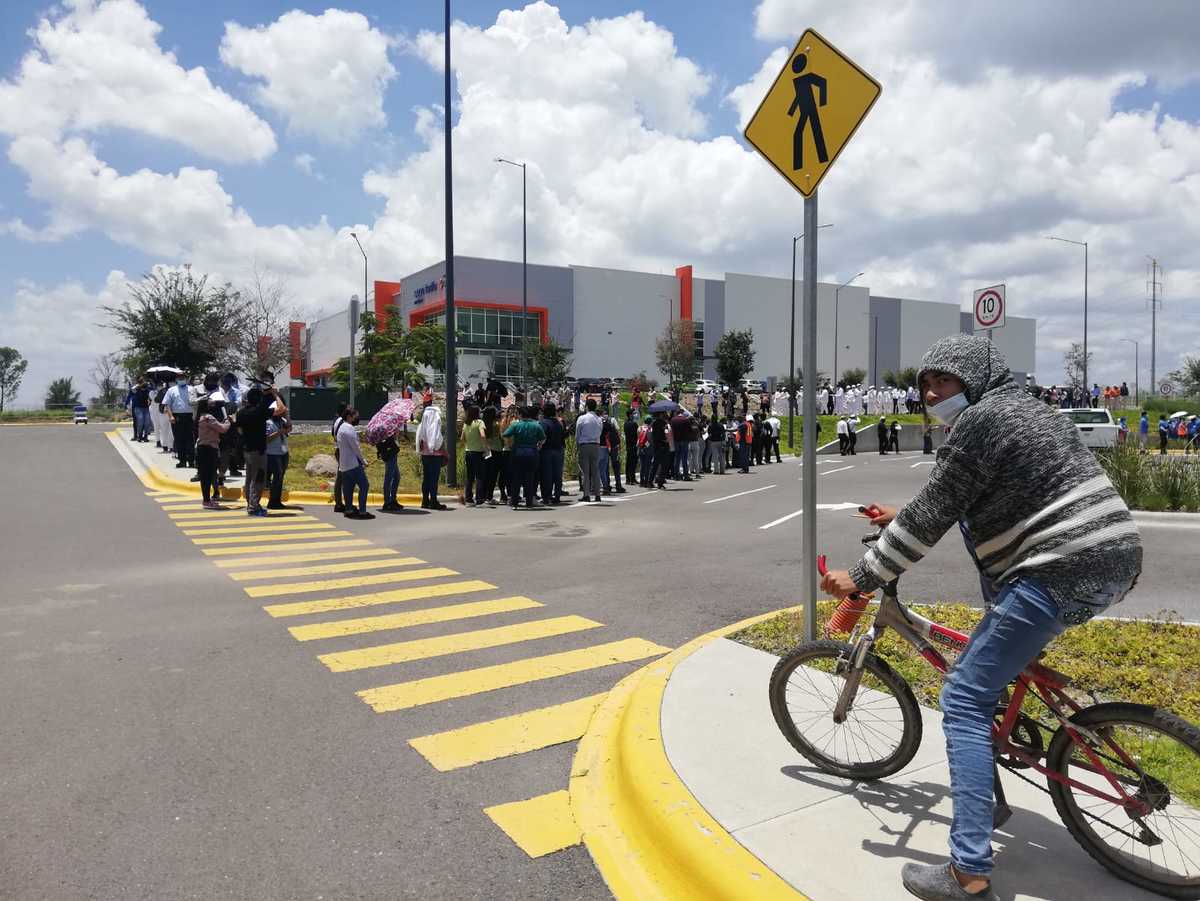 Jóvenes en Silao acudieron a Puerto Interior para vacunarse contra el covid-19. Dany Béjar.