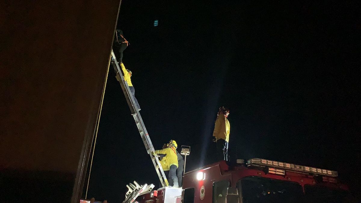 Montaron una escalera para poder bajar a la mujer. (Said Betanzos)