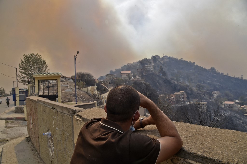 Al menos 42 personas, entre ellas 17 civiles y 25 militares, perdieron la vida en los incendios en Argelia. (AFP)