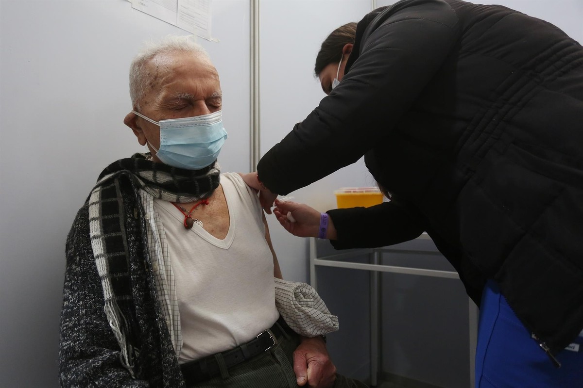 Los adultos mayores serán los primeros en recibir la tercera dosis de la vacuna. (EFE)