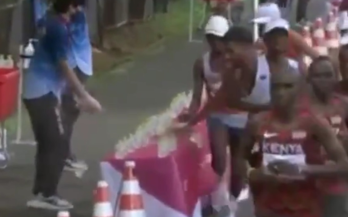 Atleta francés tira las botellas de agua en el maratón de Tokio (Especial)