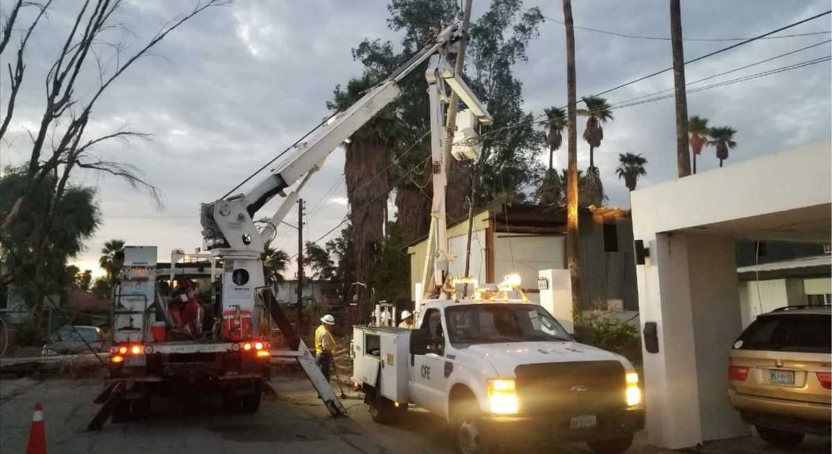 CFE restablece servicio a usuarios afectado por lluvias en Baja California y Sonora.