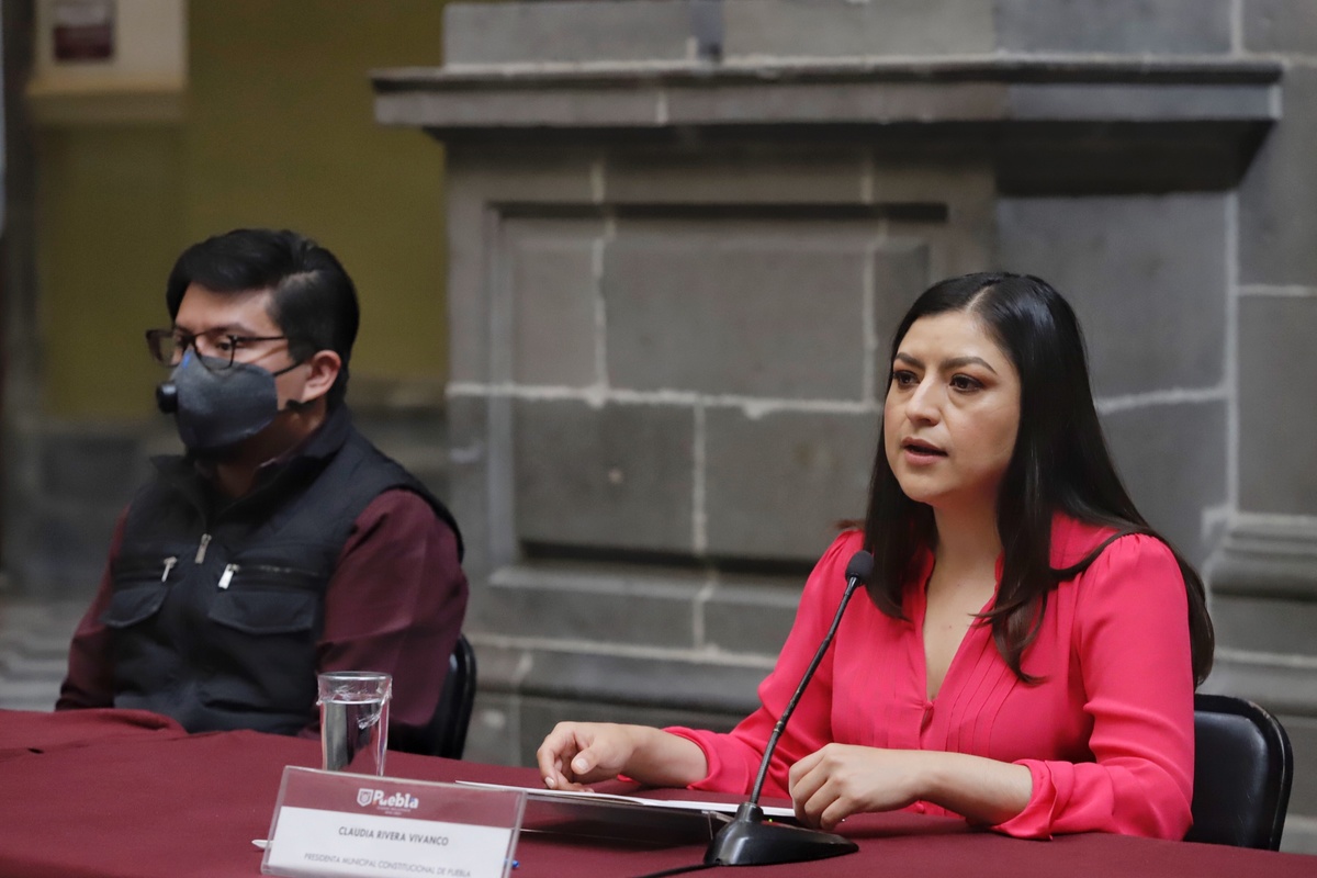 Claudia Rivera, presidenta municipal, presentó vehículos de acción rápida para reparar semáforos en la zona centro. (Agencia Enfoque)