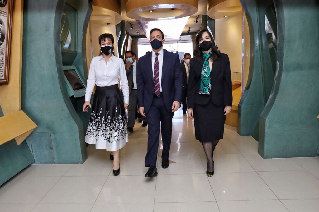 La diputada María Luisa Pérez, el gobernador Omar Fayad y la presidenta del Tribunal, Yanet Herrera. (Especial)