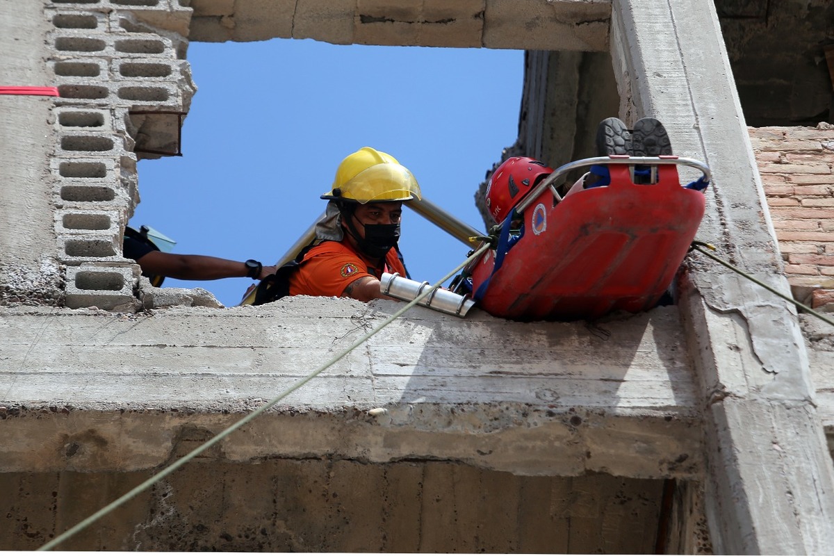 Fue en el edificio en ruinas que fungía como bodega de la Jabonera La Esperanza donde  culminó la capacitación con un simulacro de rescate. | Rolando 