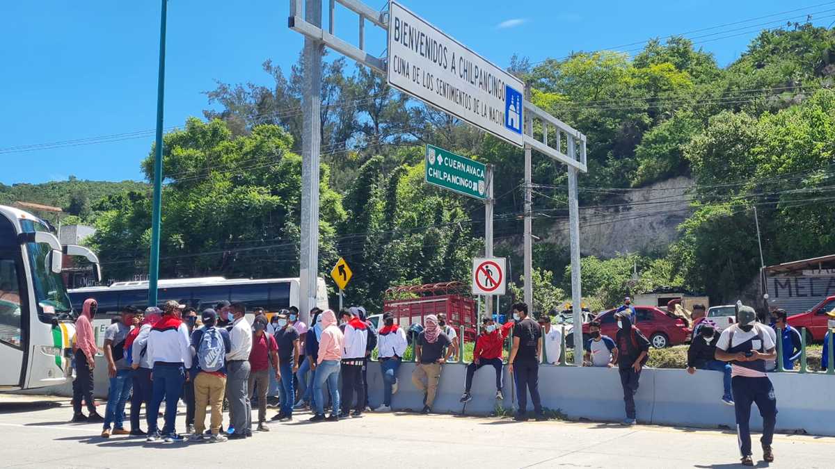 Los estudiantes usaron tres autobuses para bloquear el tránsito vehicular (Especial)
