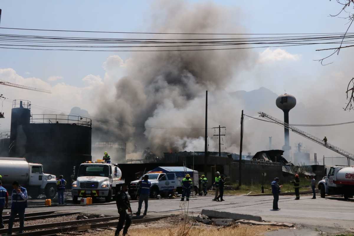 El humo del incendio era denso. Foto: Leonel Rocha