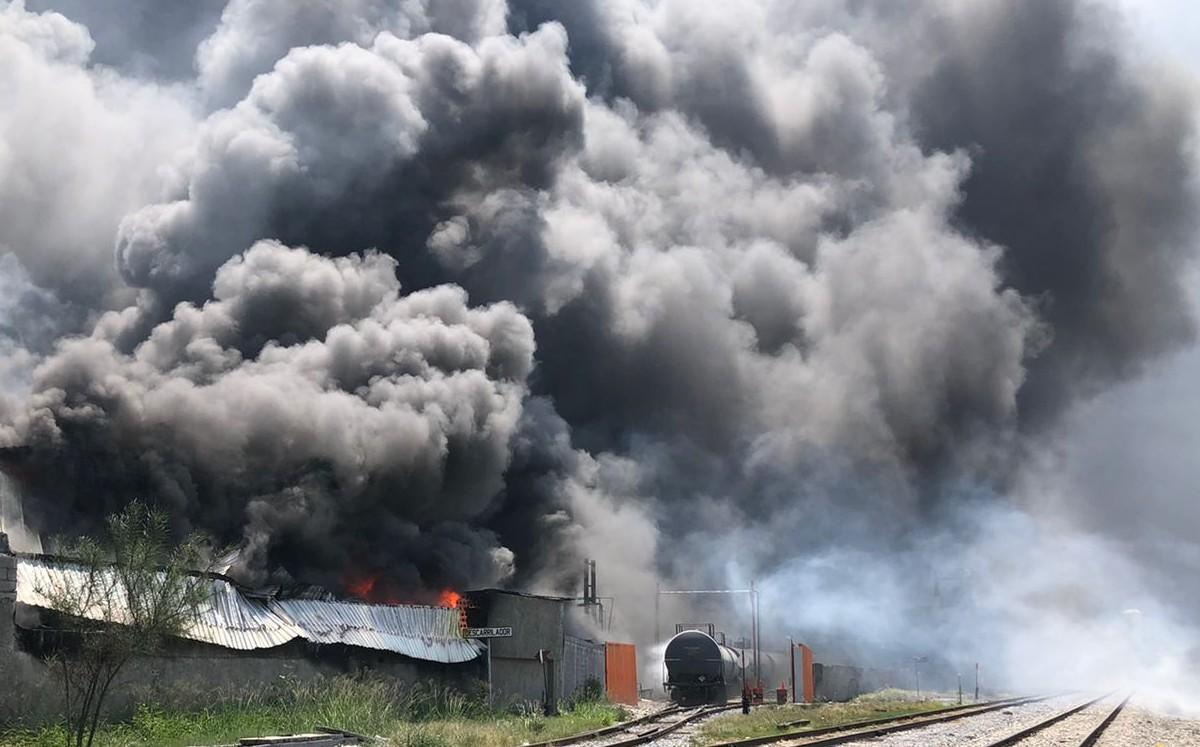 El  incendio en la fábrica de Protexa ya está controlado y en proceso de ser extinguido. (Especial)