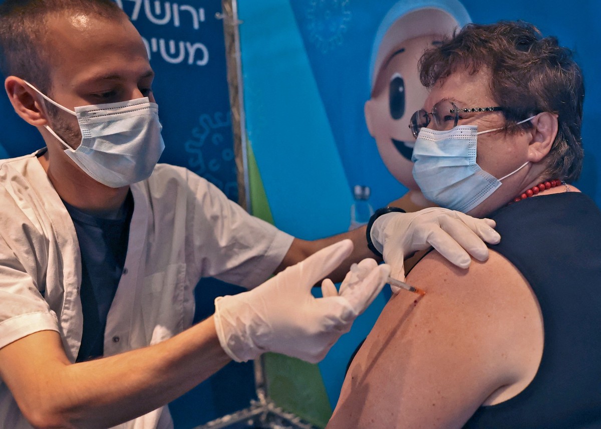 Israel espera que el pase sanitario ayude a reducir los contagios por la variante Delta. (AFP)