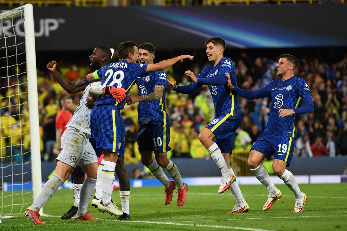 Jugadores de Chelsea celebrando tras la tanda de penales en la Supercopa de Europa (AFP)