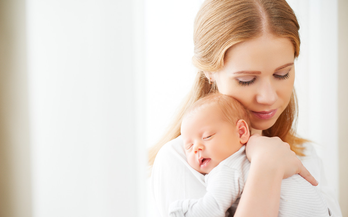 Mamá abrazando a recién nacido | Foto: Shutterstock