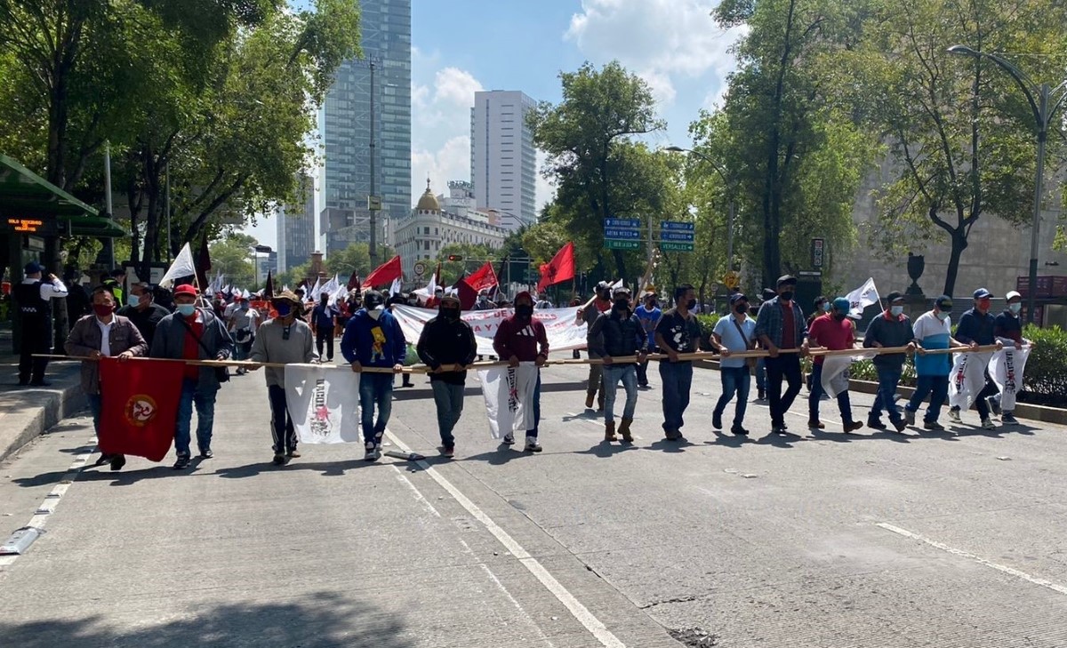 Los manifestantes marcharon a la FGR desde eñ Monumento a la Revolución. | Ramon Ramírez