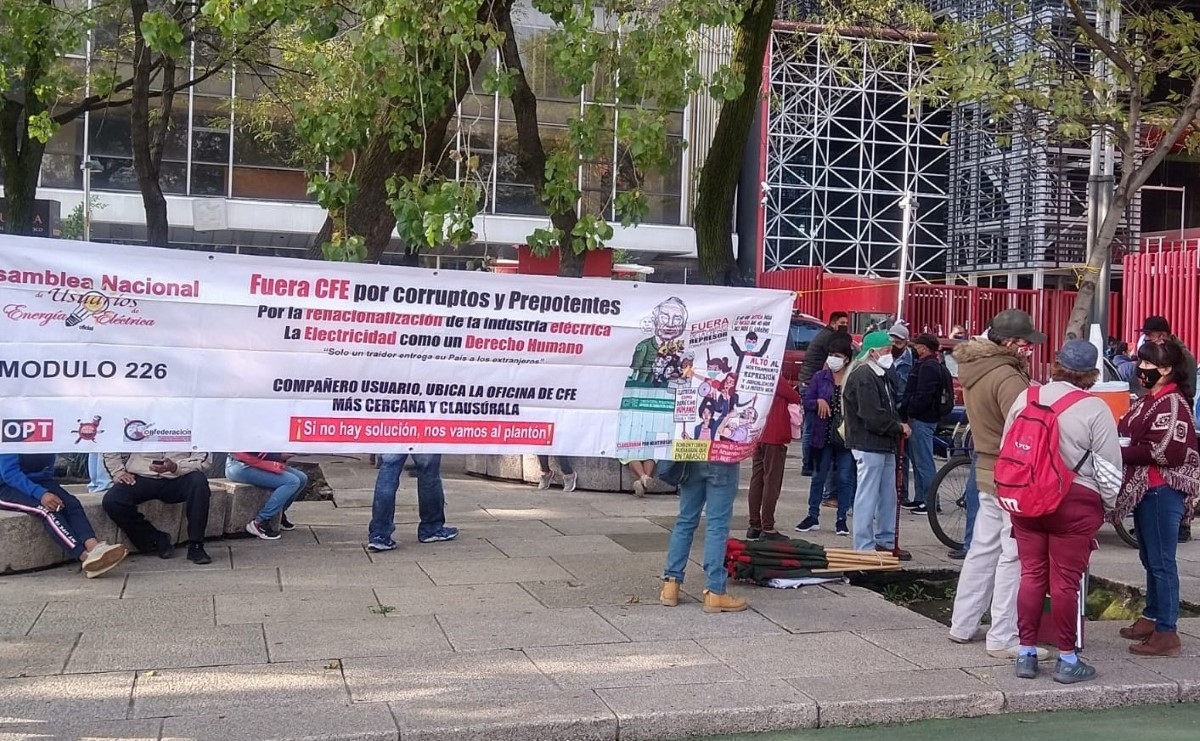 Los manifestantes Se reunieron en el edificio de la CFE. | César Velázquez