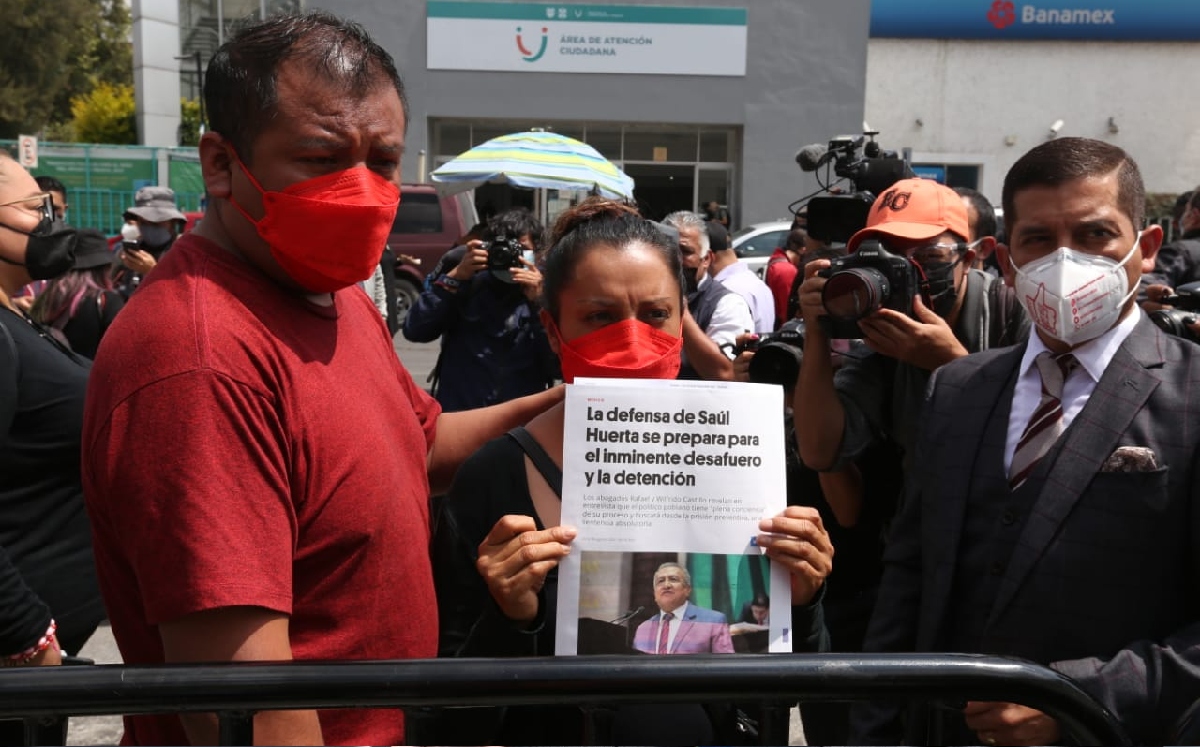 Los padres acudieron al Palacio de San Lázaro para esperar el desafuero del diputado. (Octavio Hoyos)
