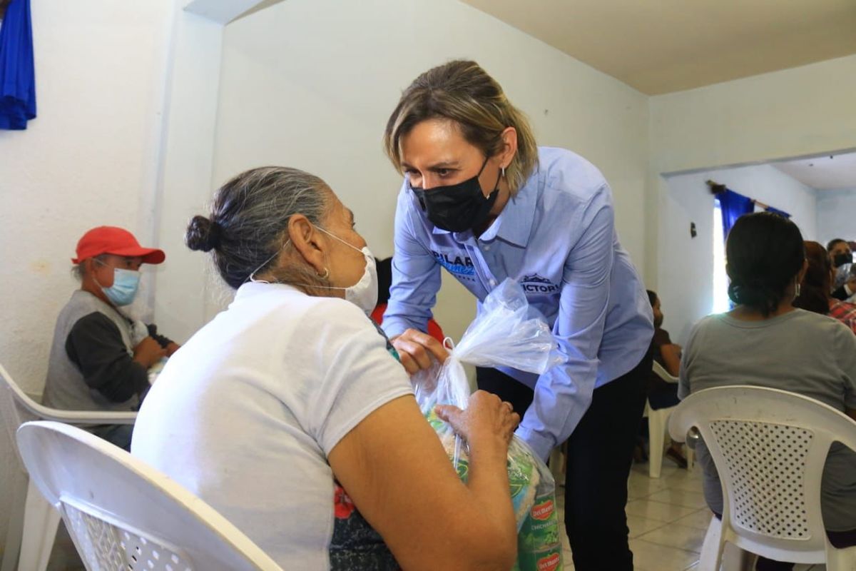 Pilar Gómez, entregó despensas