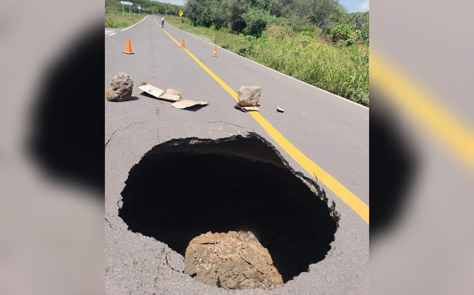 Por socavón en Cuerámaro cerrarán carretera.