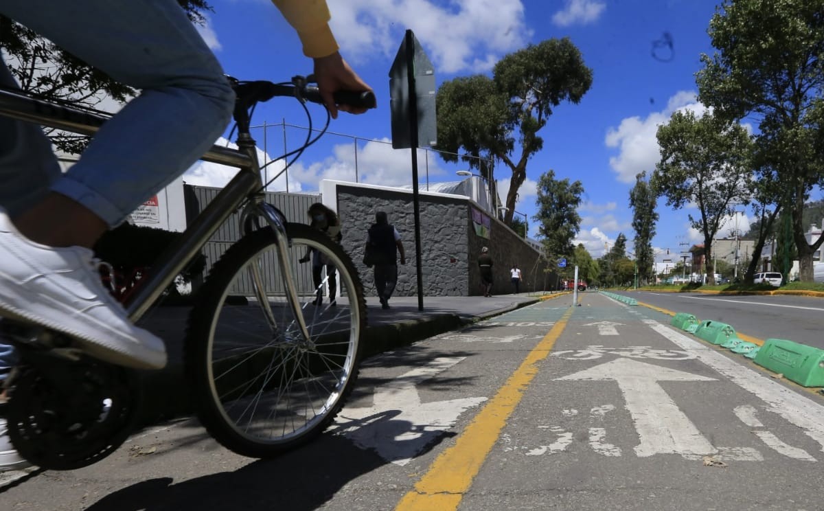 Las principales obligaciones para los y las ciclistas son respetar las leyes, reglamentos y demás ordenamientos que les resulten aplicables. (Iván Car