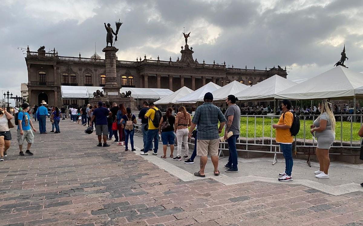 Vacunan contra covid-19 a personas de 30 a 39 años en Monterrey. Foto: Especial.