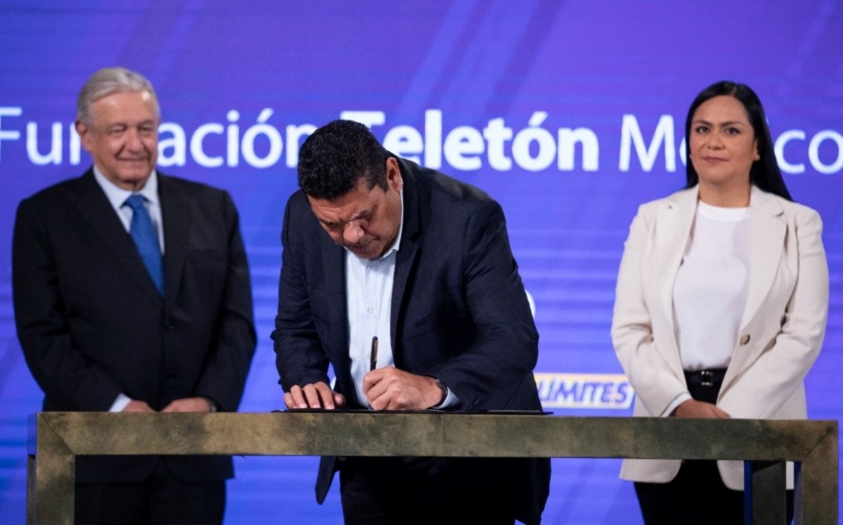 AMLO firmó el acuerdo con Fundación Teletón para que los menores usen los centros de rehabilitación. | Especial
