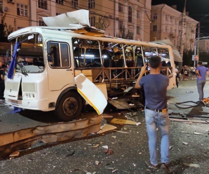 La detonación voló el techo y las ventanas del autobús. (Twitter @Liveuamap)