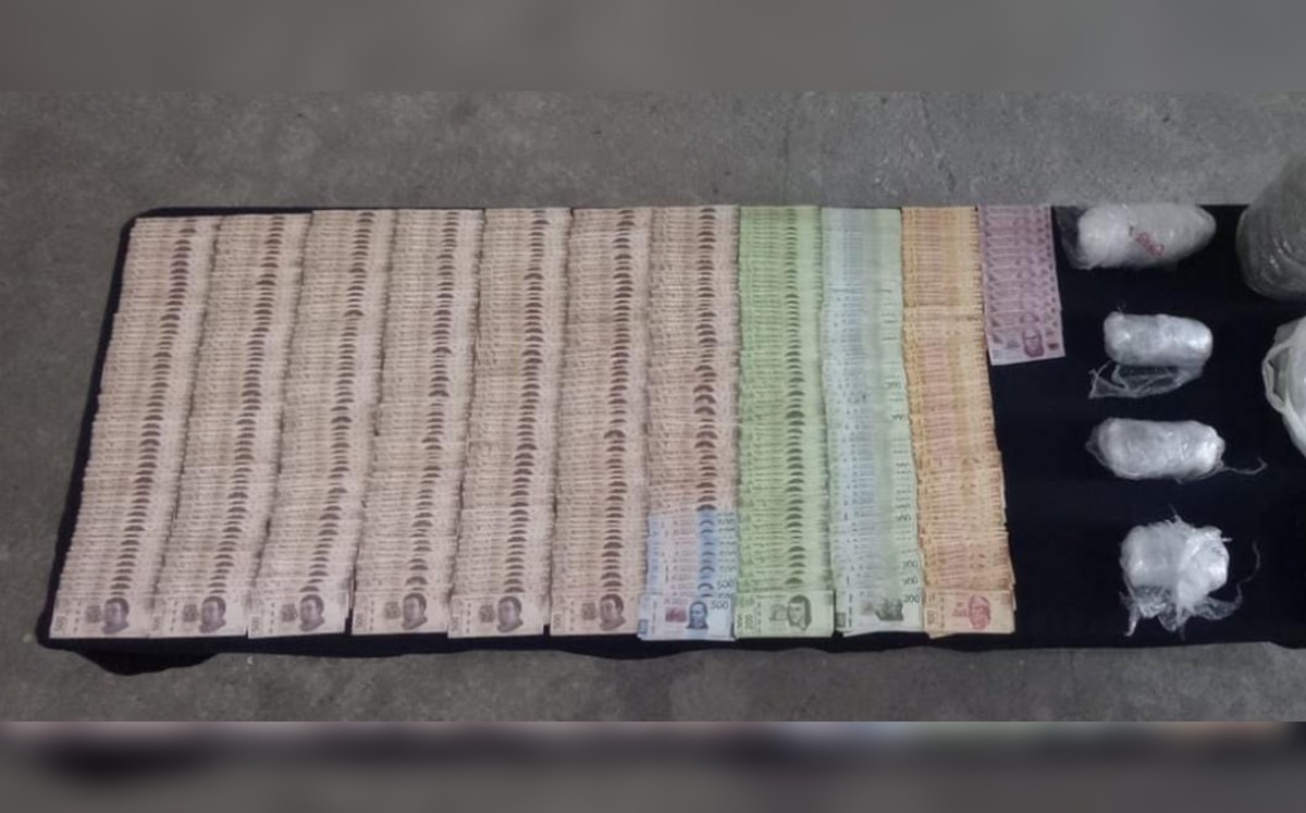 El dinero fue decomisado tras la detención de los presuntos implicados. (Especial)