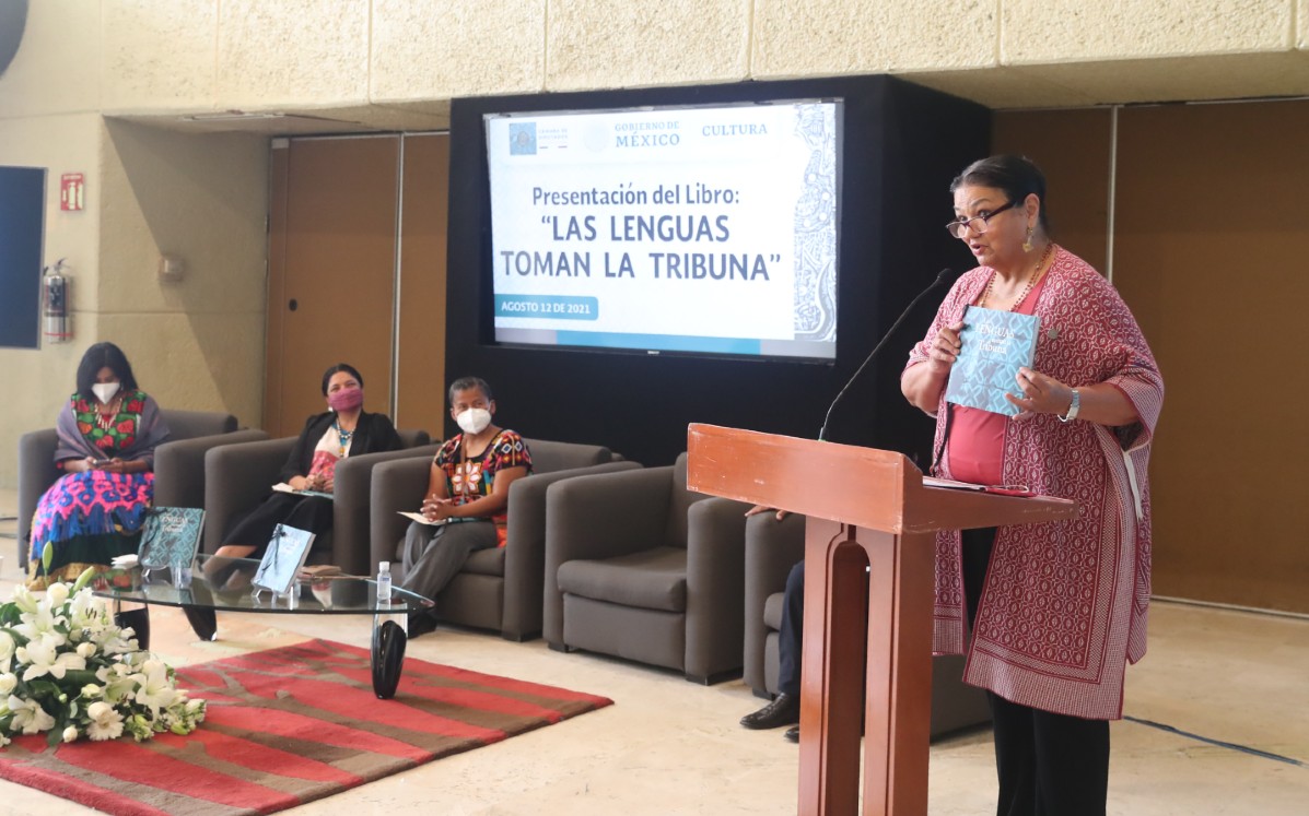Dulce María Sauri en la presentación del libro “Las lenguas toman la tribuna”. | Especial
