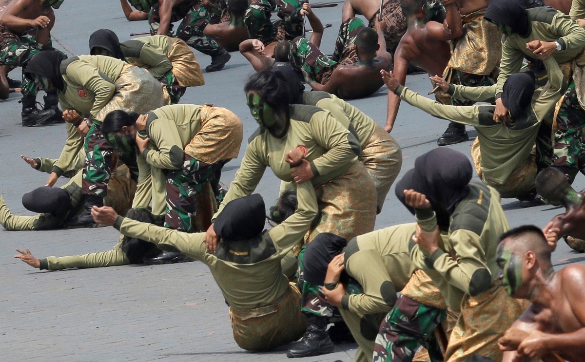 El ejército de Indonesia eliminó la prueba de virginidad que realizaba a mujeres. | AP