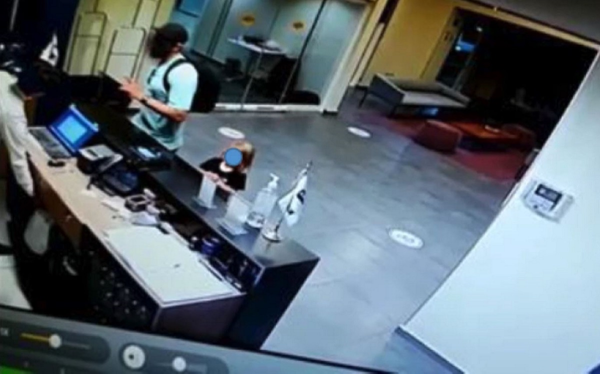 El hombre de 40 años fue captado por un video de vigilancia en un hotel de Rosarito con su hijo mayor. (Foto: Fiscalía General de Baja California)